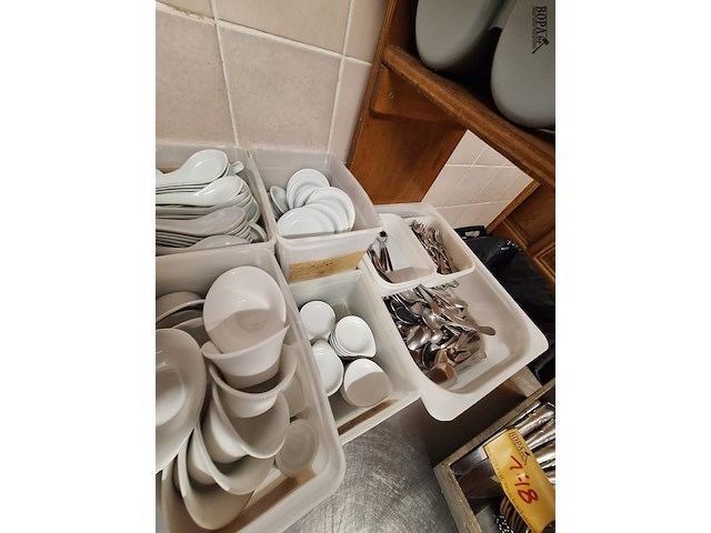 Lot 147 - apero potjes en lepeltjes, 5 dozen - afbeelding 2 van  3