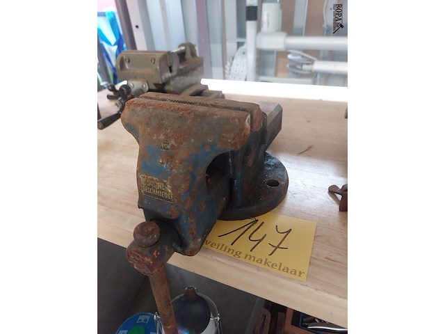 Lot 147 - bankschroef - afbeelding 1 van  1