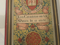 Lot 147 - boek les caractères de ce siècle - afbeelding 1 van  4