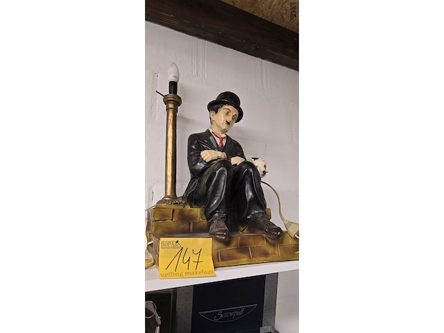 Lot 147 - charlie chaplin beeld - afbeelding 1 van  3