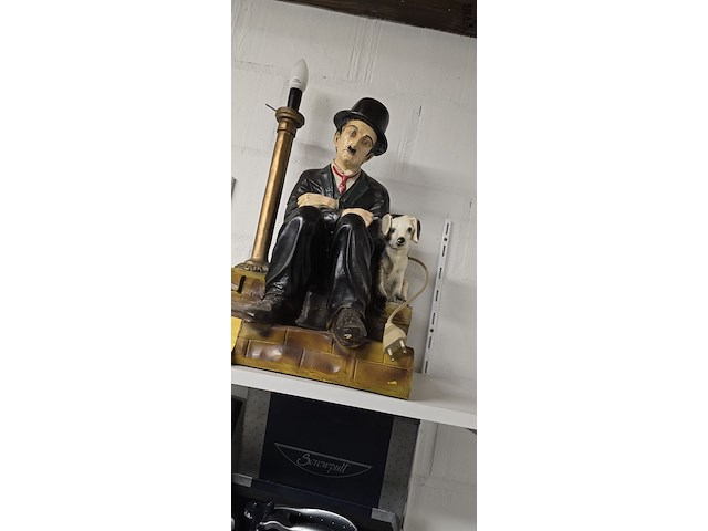 Lot 147 - charlie chaplin beeld - afbeelding 3 van  3