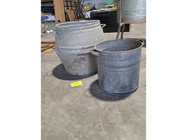 Lot 147 - duo oude zinken ketels met handvaten - afbeelding 1 van  2