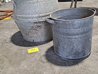 Lot 147 - duo oude zinken ketels met handvaten - afbeelding 1 van  2