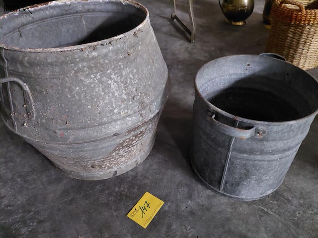Lot 147 - duo oude zinken ketels met handvaten - afbeelding 2 van  2