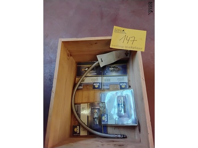 Lot 147 - keramische koppen en flexibele slang nieuw 5 stuks - afbeelding 1 van  1