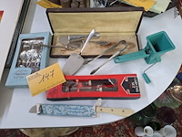 Lot 147 - lot vintage materiaal tafeldekking/servies: messen, kaasrasp - afbeelding 1 van  4