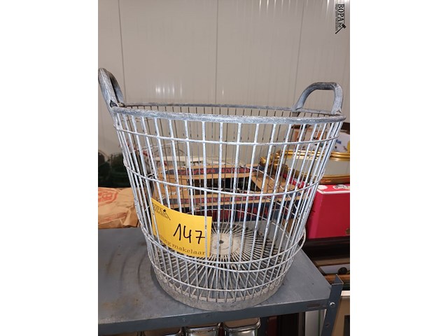 Lot 147 - metalen aardappelmand - afbeelding 1 van  3