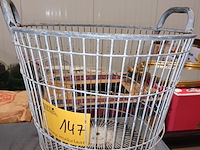 Lot 147 - metalen aardappelmand - afbeelding 1 van  3