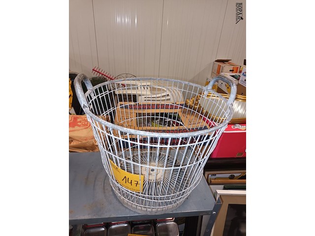 Lot 147 - metalen aardappelmand - afbeelding 2 van  3