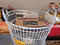 Lot 147 - metalen aardappelmand - afbeelding 2 van  3