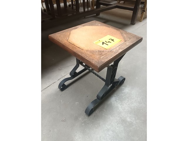 Lot 147 - plantensokkel - afbeelding 1 van  3