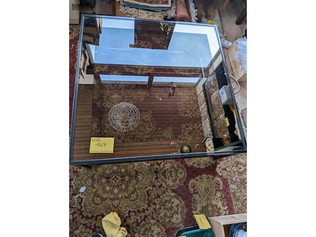 Lot 147 - stevige salontafel met glazen blad en metalen constructie - afbeelding 1 van  3