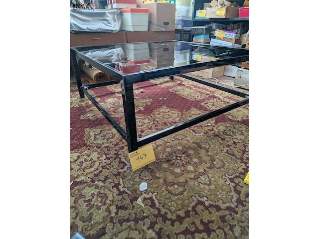Lot 147 - stevige salontafel met glazen blad en metalen constructie - afbeelding 2 van  3