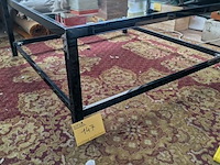 Lot 147 - stevige salontafel met glazen blad en metalen constructie - afbeelding 2 van  3