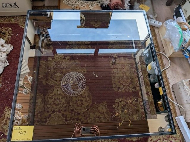 Lot 147 - stevige salontafel met glazen blad en metalen constructie - afbeelding 3 van  3