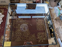 Lot 147 - stevige salontafel met glazen blad en metalen constructie - afbeelding 3 van  3