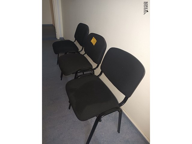 Lot 147 - stoel. 3 stuks - afbeelding 2 van  2