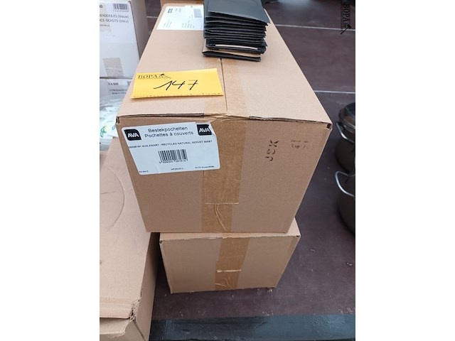 Lot 147 - tafeldekking en vacuümfolie - afbeelding 2 van  10