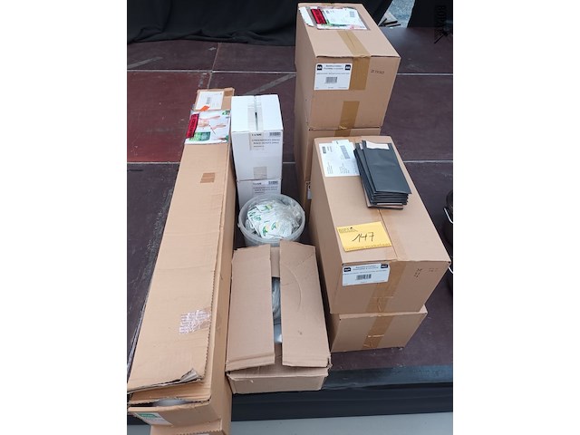 Lot 147 - tafeldekking en vacuümfolie - afbeelding 1 van  10