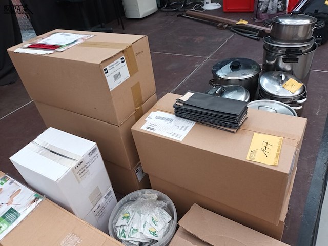 Lot 147 - tafeldekking en vacuümfolie - afbeelding 4 van  10