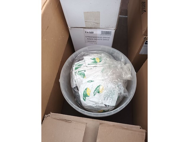 Lot 147 - tafeldekking en vacuümfolie - afbeelding 6 van  10