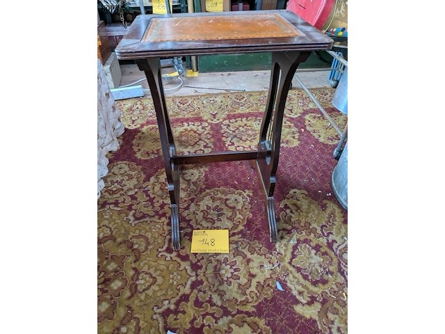 Lot 148 - bijzettafel met lederblad - afbeelding 1 van  3