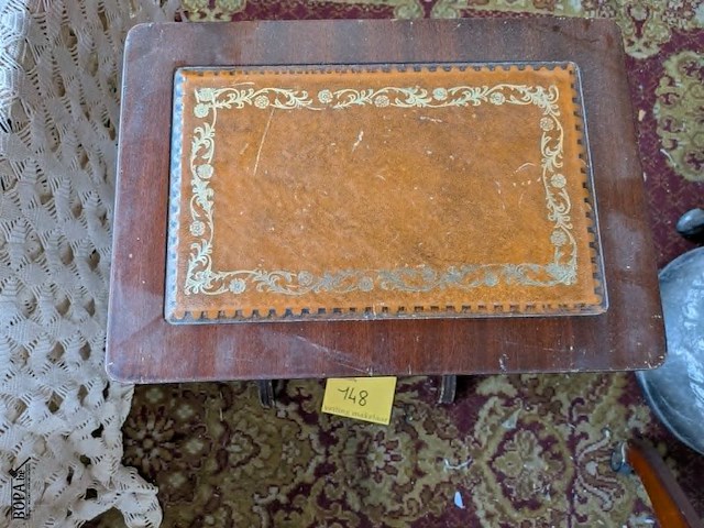 Lot 148 - bijzettafel met lederblad - afbeelding 2 van  3