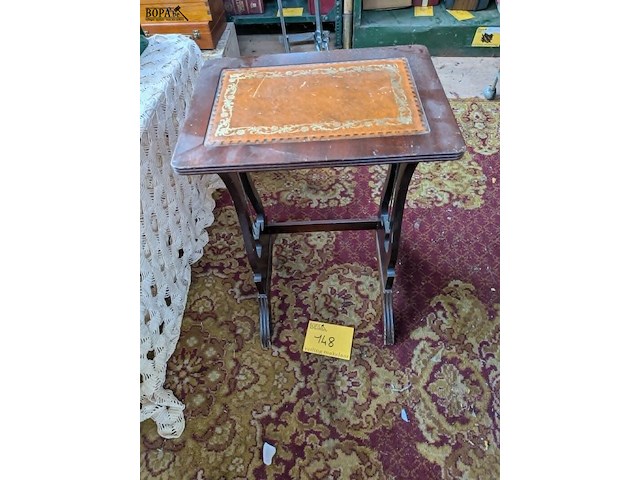 Lot 148 - bijzettafel met lederblad - afbeelding 3 van  3
