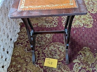 Lot 148 - bijzettafel met lederblad - afbeelding 3 van  3