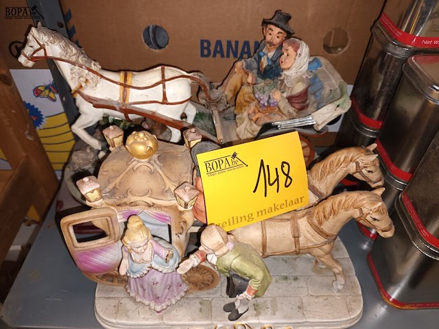 Lot 148 - biscuit beelden paard en koets. 2 stuks - afbeelding 1 van  7