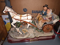 Lot 148 - biscuit beelden paard en koets. 2 stuks - afbeelding 2 van  7