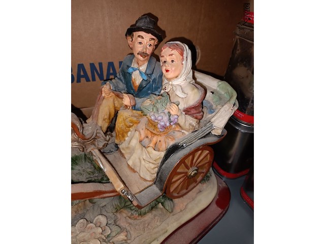 Lot 148 - biscuit beelden paard en koets. 2 stuks - afbeelding 4 van  7