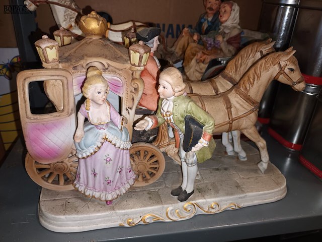 Lot 148 - biscuit beelden paard en koets. 2 stuks - afbeelding 5 van  7