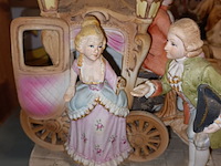 Lot 148 - biscuit beelden paard en koets. 2 stuks - afbeelding 6 van  7