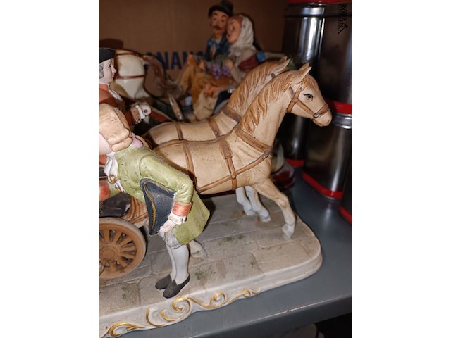 Lot 148 - biscuit beelden paard en koets. 2 stuks - afbeelding 7 van  7