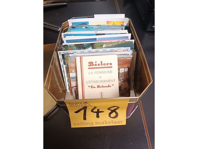 Lot 148 - blikken doos met postkaarten - afbeelding 1 van  5