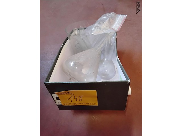 Lot 148 - glaswerk voor bloemen: 17 buisjes, 2 vaasjes en pot erlenmey - afbeelding 1 van  1