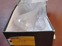 Lot 148 - glaswerk voor bloemen: 17 buisjes, 2 vaasjes en pot erlenmey - afbeelding 1 van  1