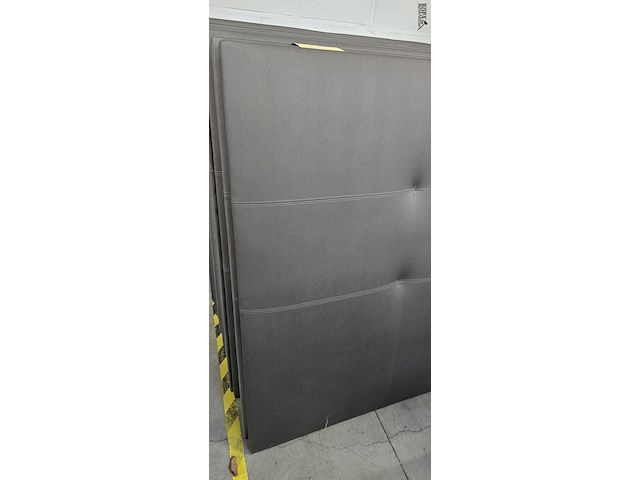Lot 148 - hoofdborden boxspring muurbevestiging 2 stuks - afbeelding 2 van  2