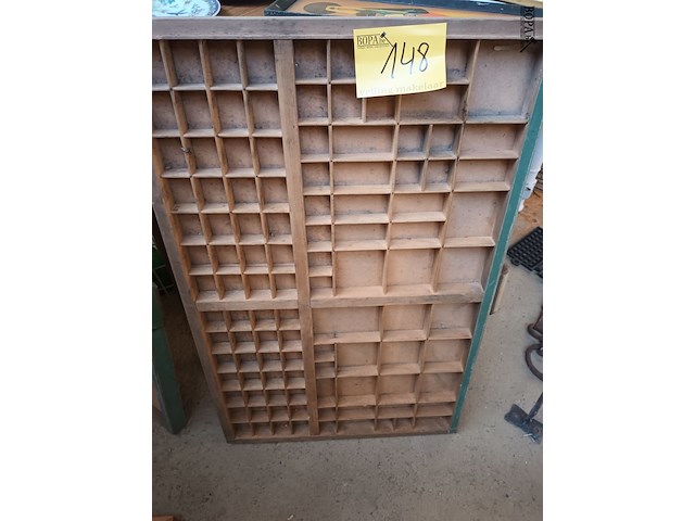 Lot 148 - houten letterbak - afbeelding 1 van  2
