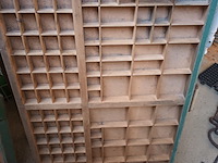 Lot 148 - houten letterbak - afbeelding 1 van  2