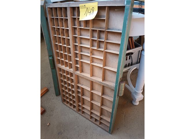 Lot 148 - houten letterbak - afbeelding 2 van  2