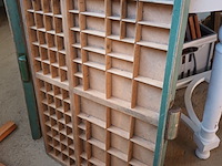 Lot 148 - houten letterbak - afbeelding 2 van  2