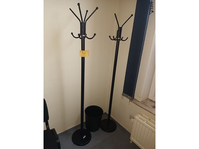 Lot 148 - kapstokken en vuilnisemmer - afbeelding 1 van  2
