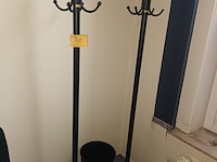 Lot 148 - kapstokken en vuilnisemmer - afbeelding 1 van  2