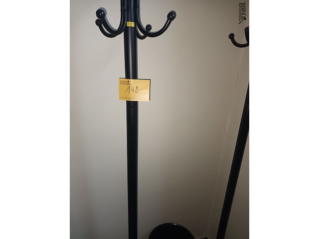 Lot 148 - kapstokken en vuilnisemmer - afbeelding 2 van  2