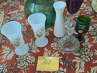 Lot 148 - lot vintage glaswerk oa. vazen in melglas en flessen - afbeelding 1 van  2