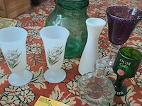 Lot 148 - lot vintage glaswerk oa. vazen in melglas en flessen - afbeelding 2 van  2