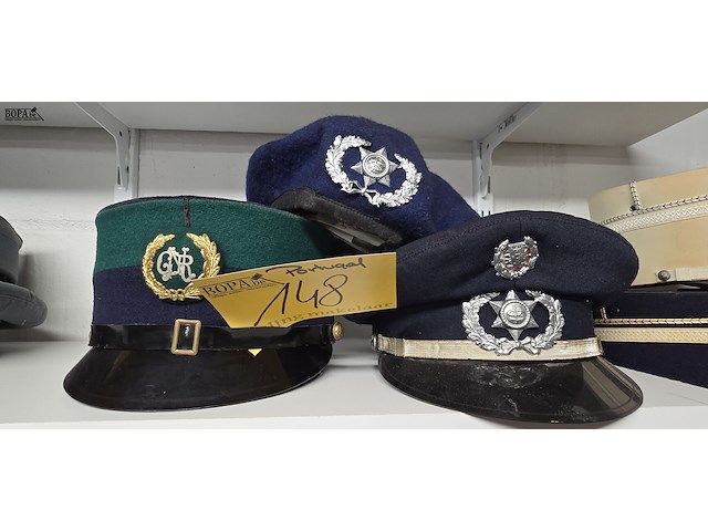 Lot 148 - portugal 2 kepies + 1 barette - afbeelding 1 van  4