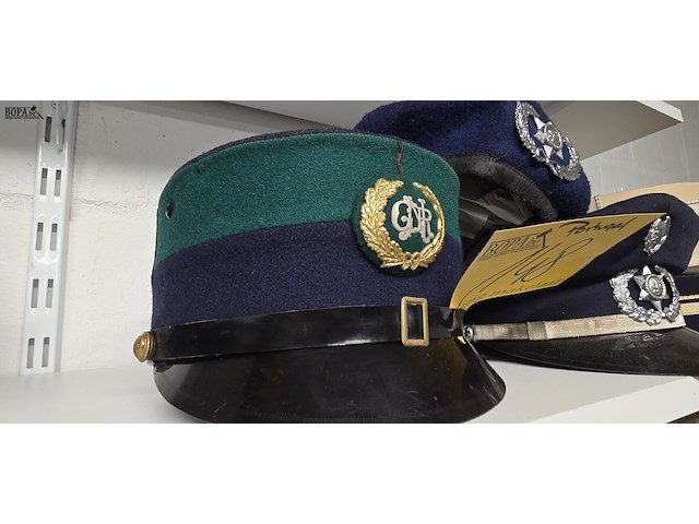 Lot 148 - portugal 2 kepies + 1 barette - afbeelding 2 van  4